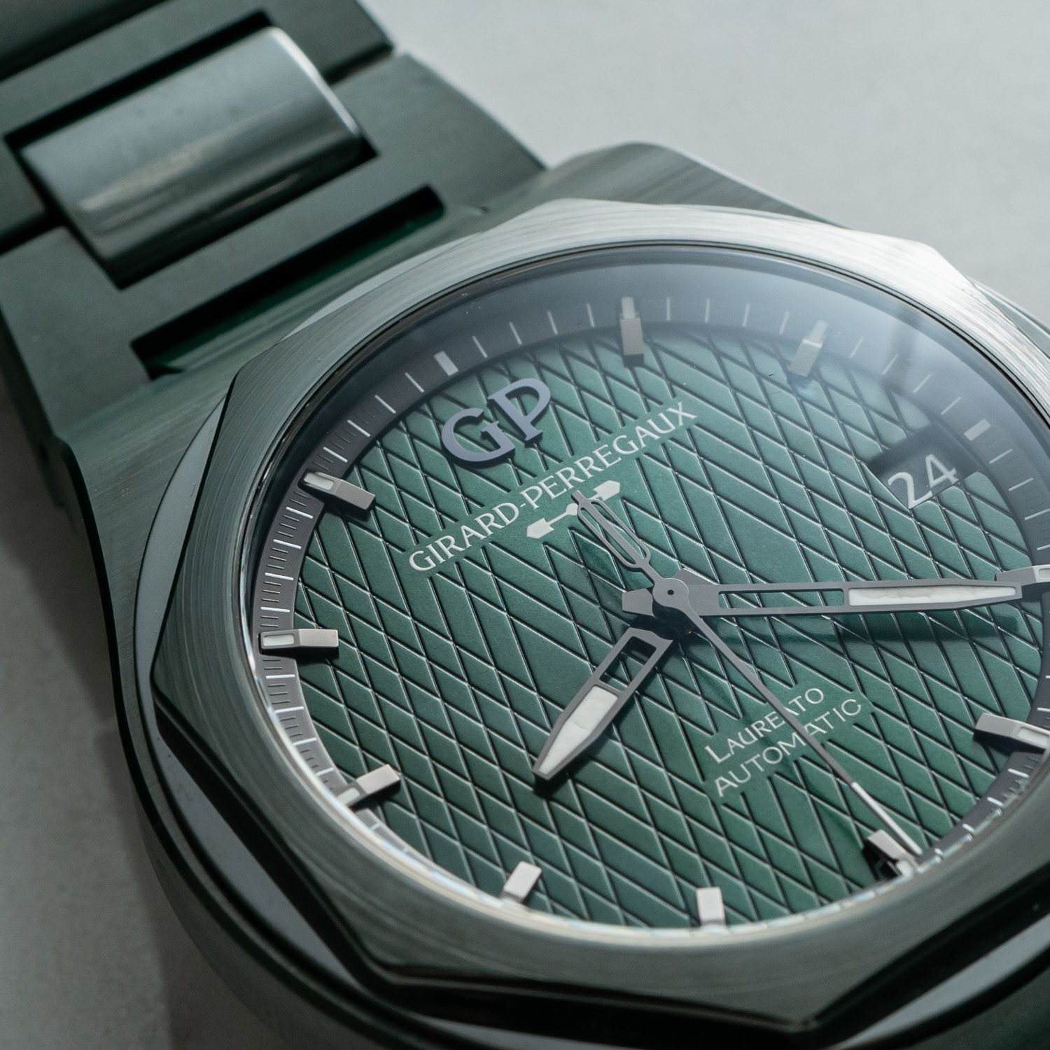 Girard-Perregaux Laureato Green Ceramic Aston Martin